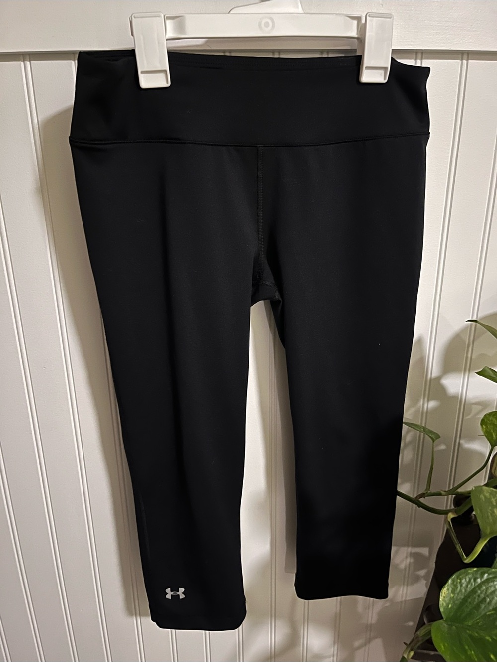 Under Armour Black Mid-Rise Cropped Leggings